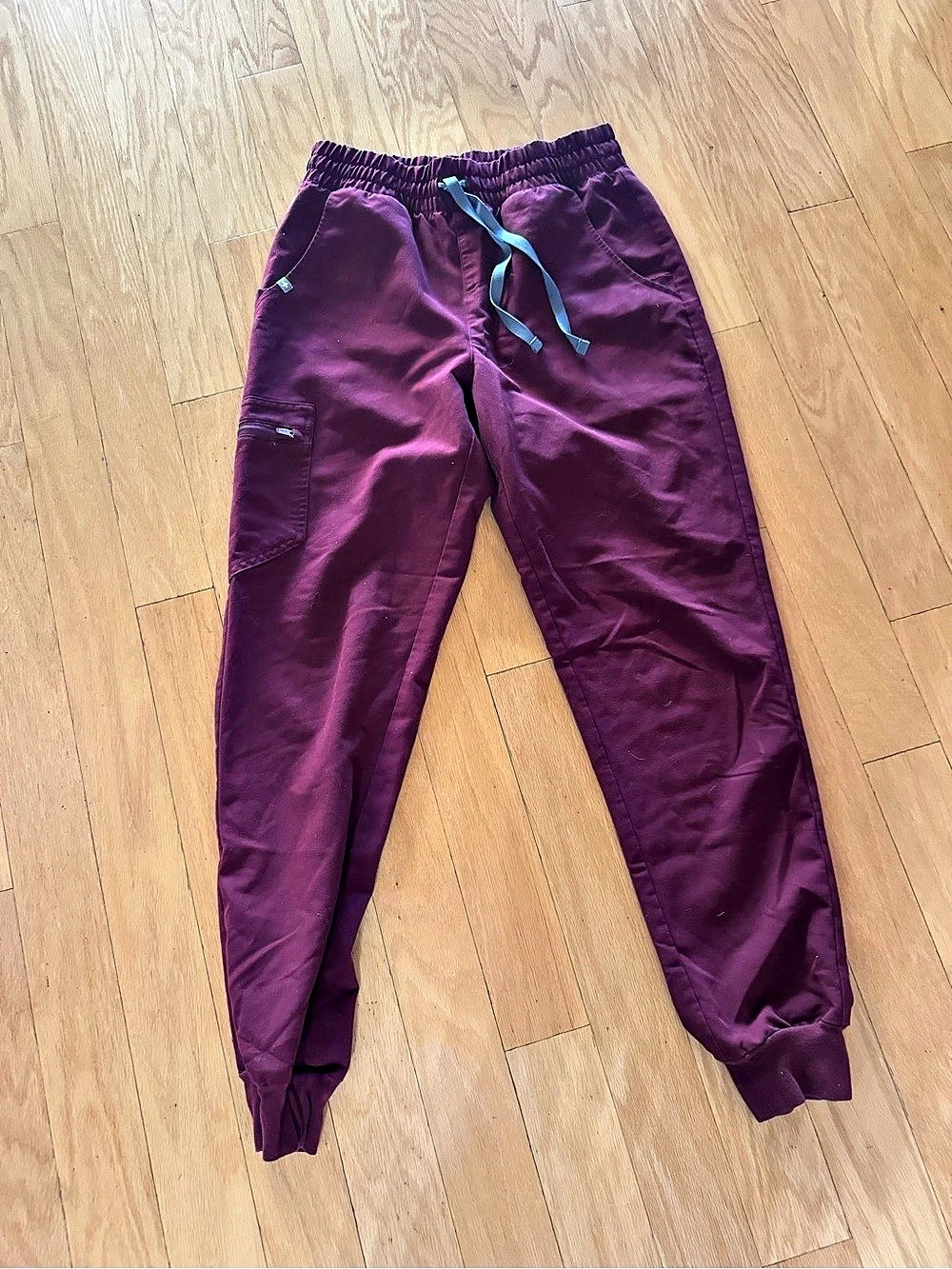 FIGS Zamora Jogger Scrub Pants Women'Small burgundy Small